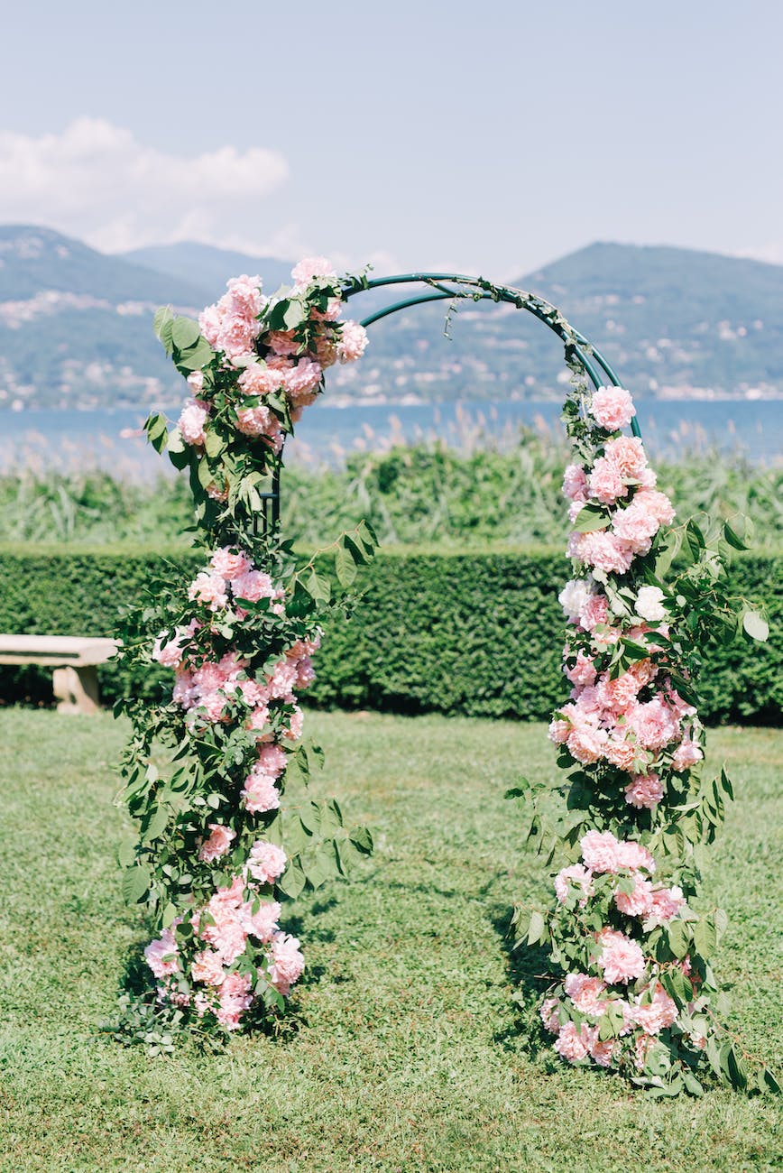 floral arrangement in an arc